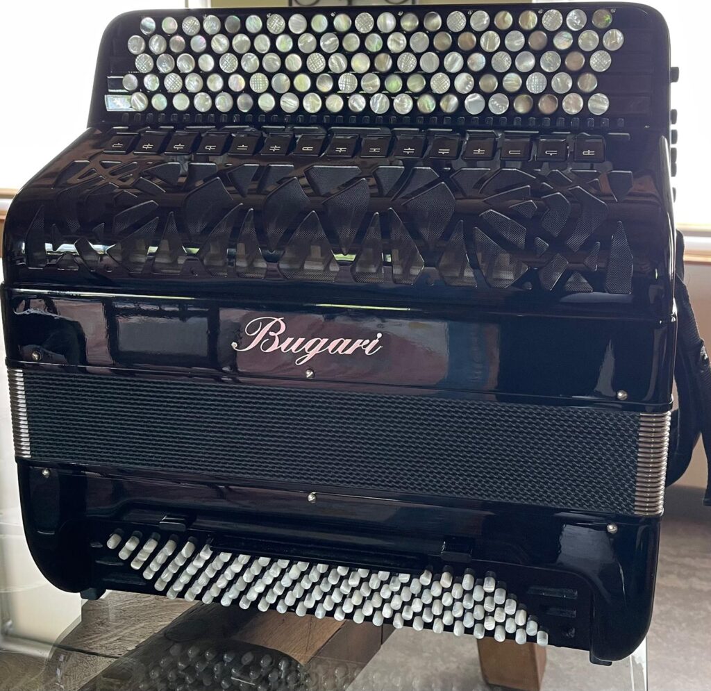 Bugari Prime Convertor Knopfakkordeon in Schwarz, Gesamtansicht mit Bugari-Schriftzug, Perlmuttknöpfen im Diskant und weissen Bassknöpfen