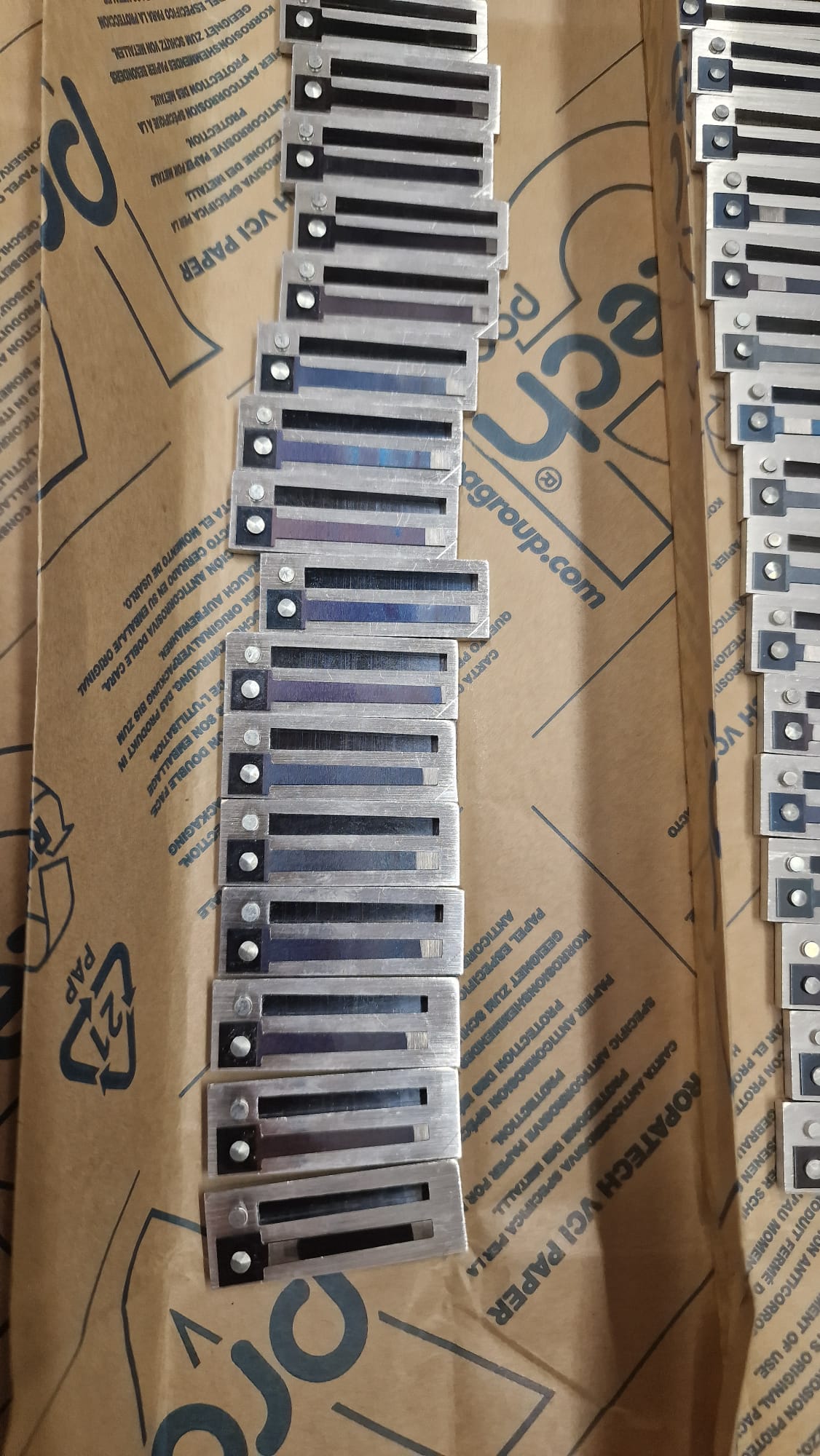 Detailaufnahme hochwertiger Akkordeon-Stimmplatten