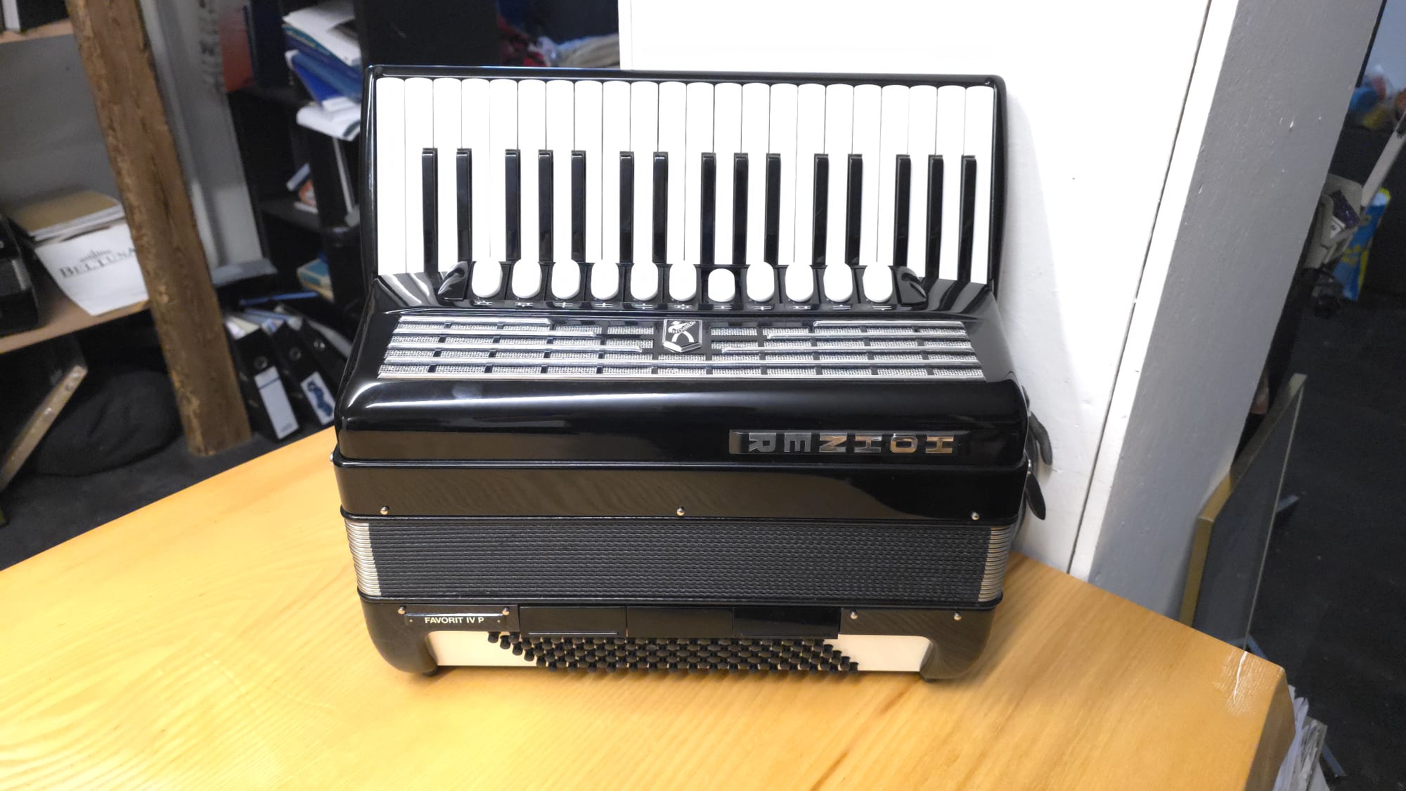Hohner Favorit IV P Pianoakkordeon in Schwarz