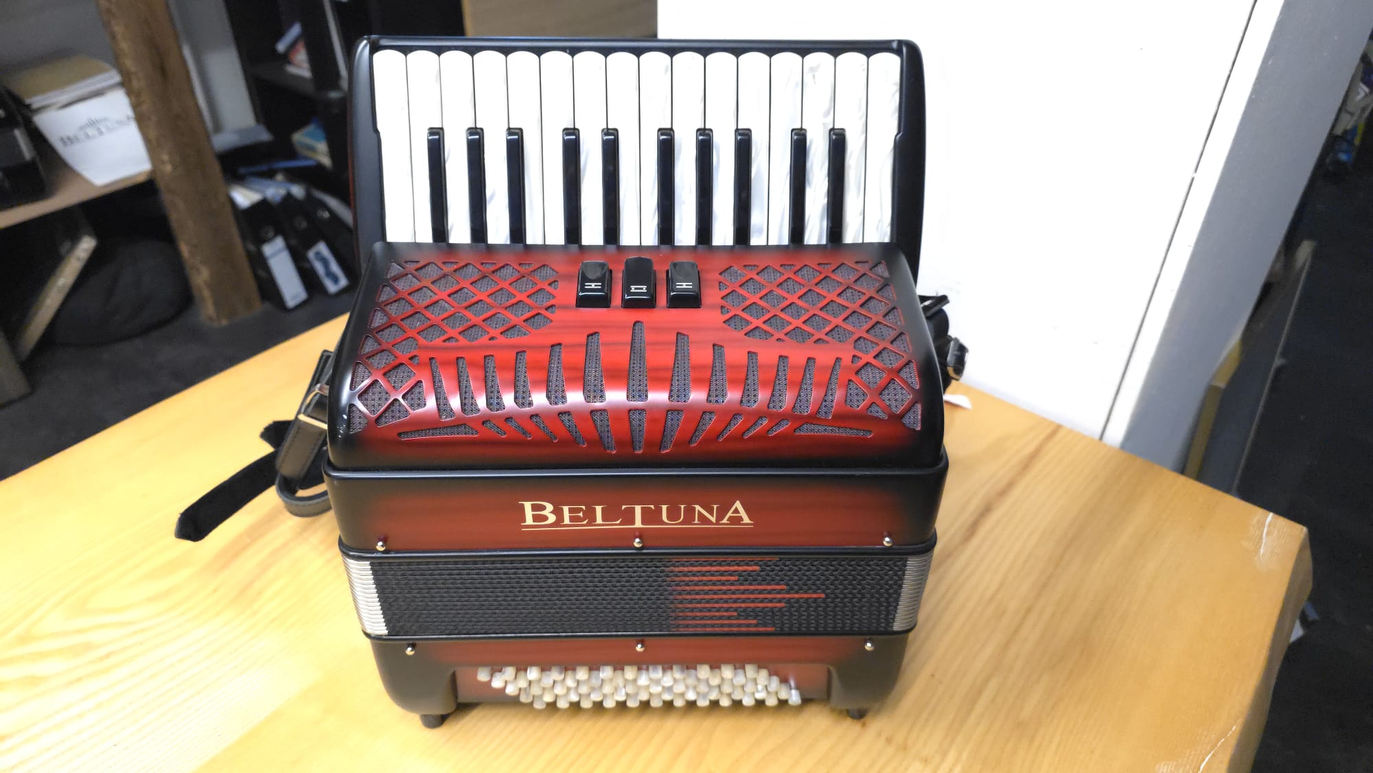 Beltuna Studio II Pianoakkordeon in Red Wood Shadow