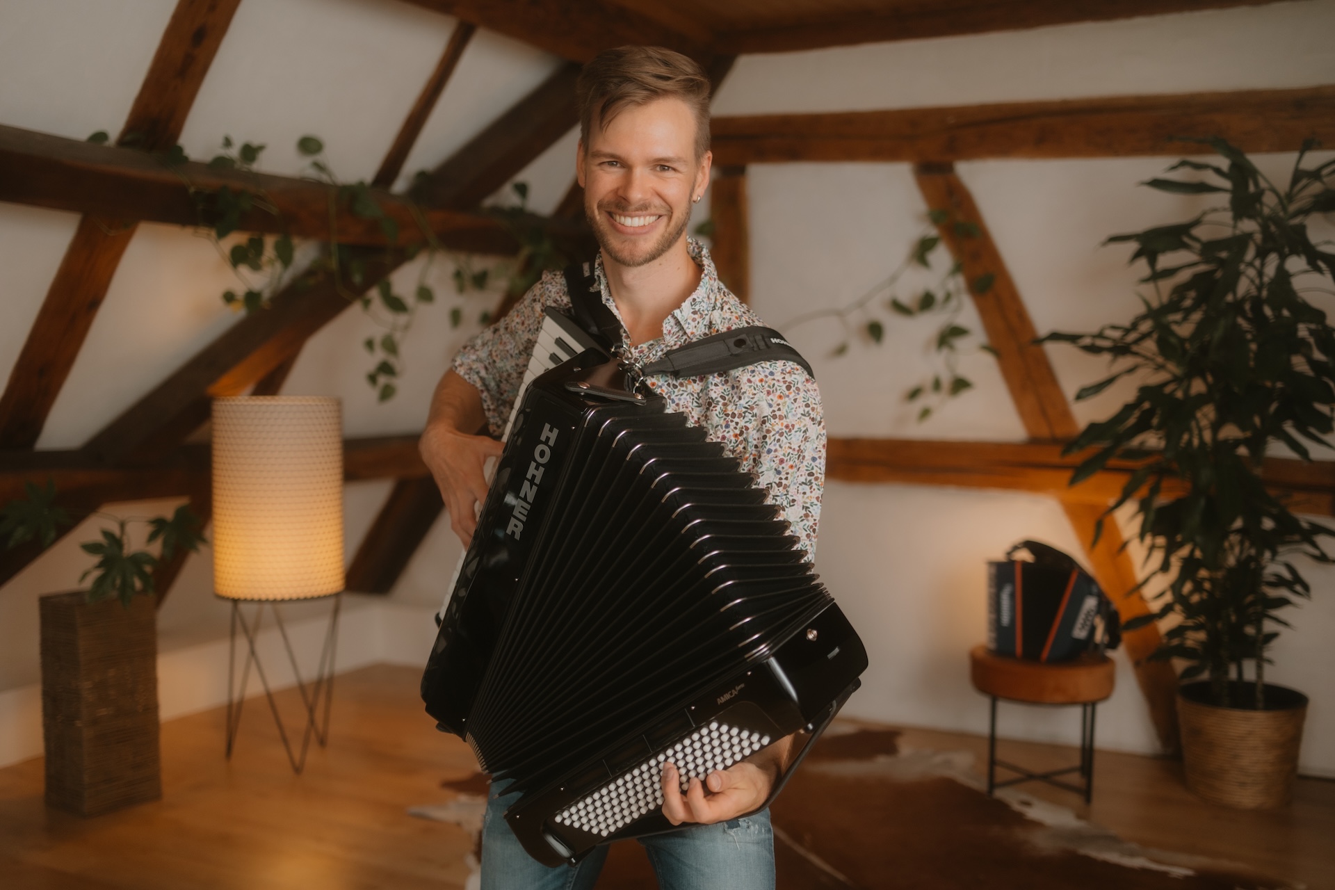 Matthias Matzke mit Akkordeon