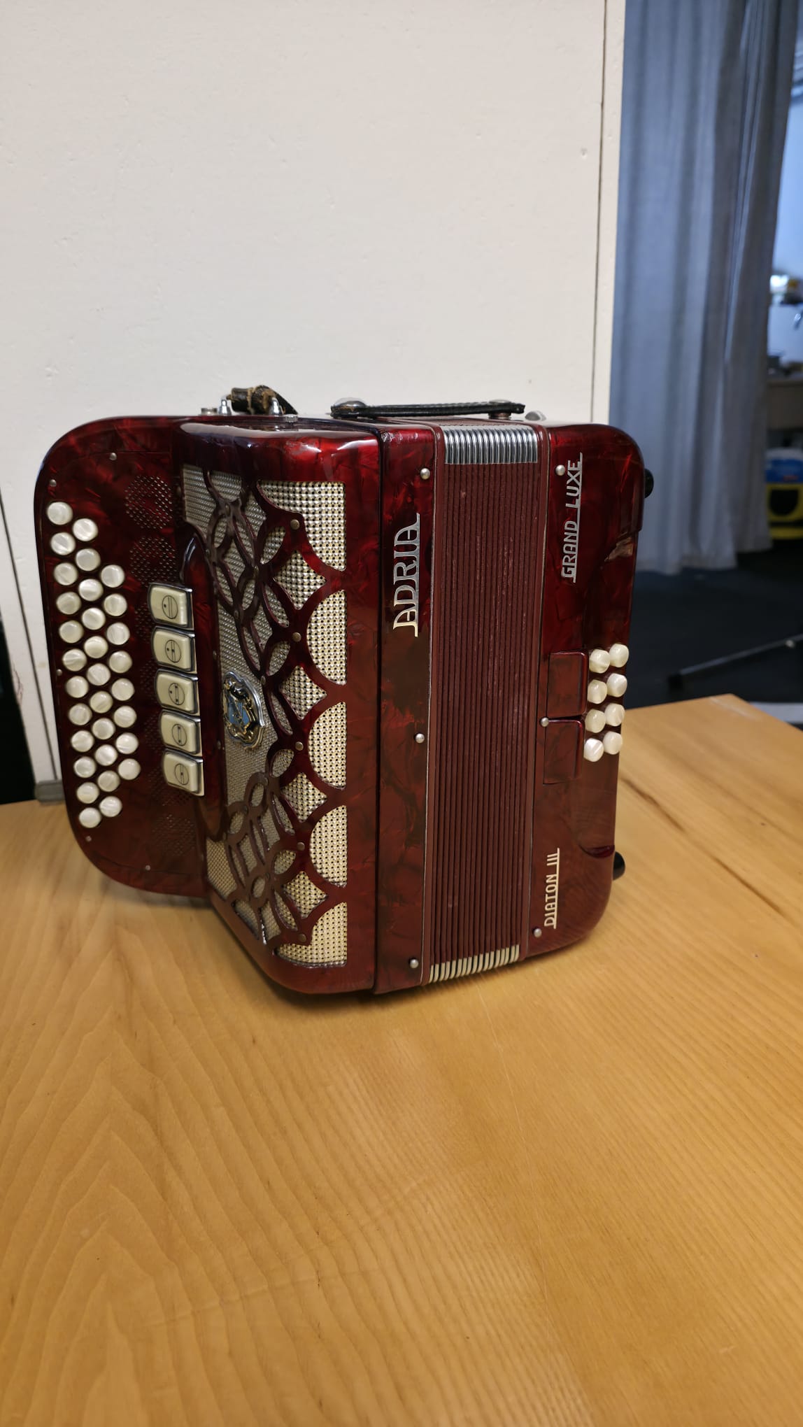 Adria Diaton III Grand Luxe in roter Perloid-Ausführung