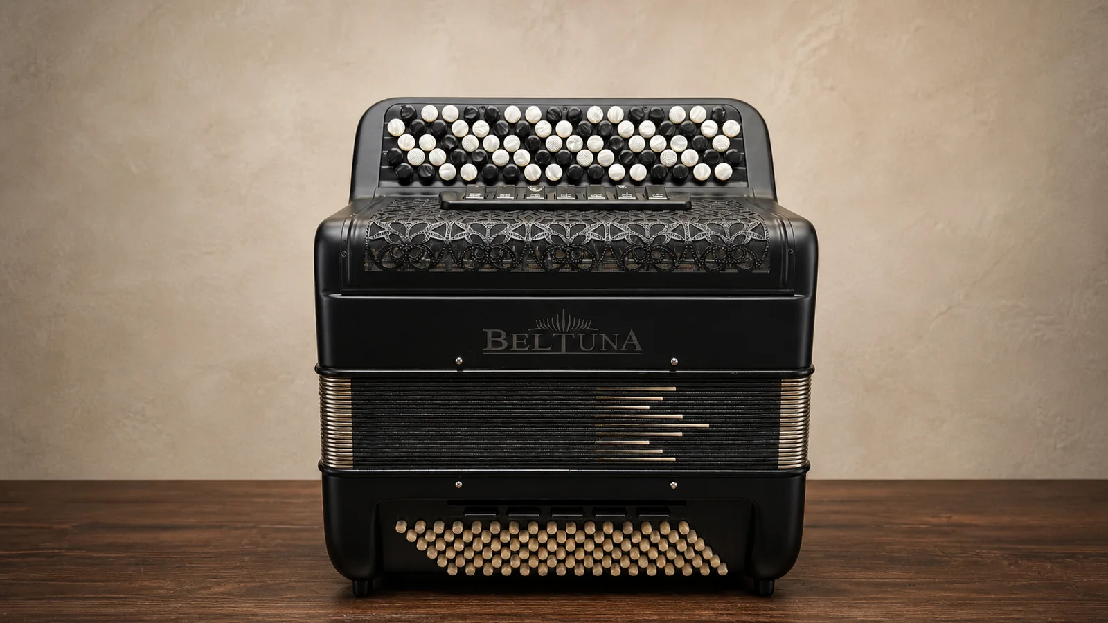 Schwarzmattes Beltuna Studio 300 B Grand-Convertor Melodiebass-Akkordeon auf einem dunklen Holztisch vor einer warmen hellen Wand