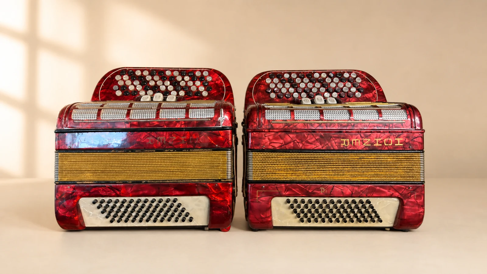 Zwei gebrauchte Hohner Piccolo Knopfakkordeons mit C-Griff, 60 Bass und zweichörigem Diskant