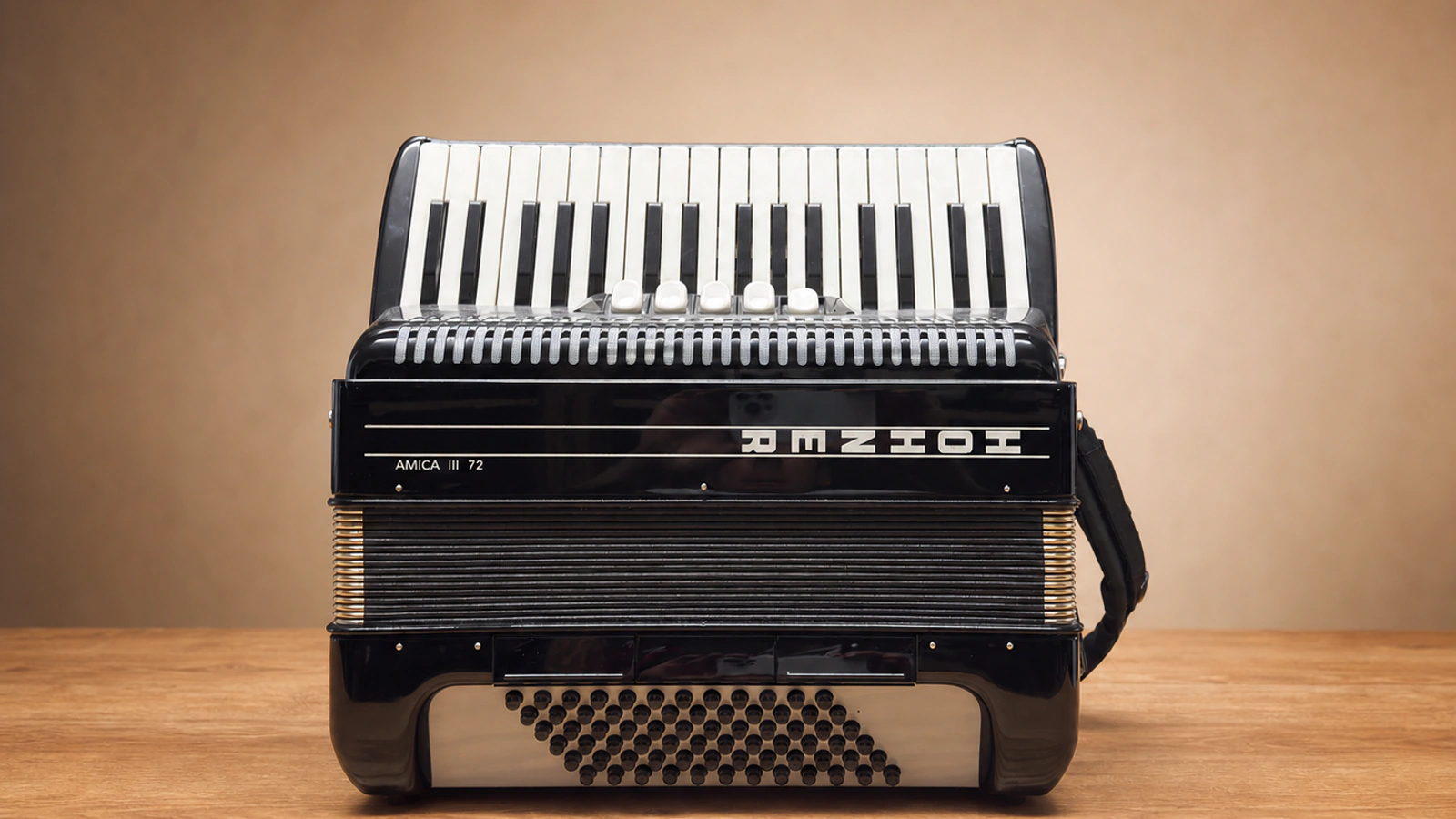 Gebrauchtes schwarzes Hohner Amica III 72 Pianoakkordeon mit 34 Tasten und 72 Bass