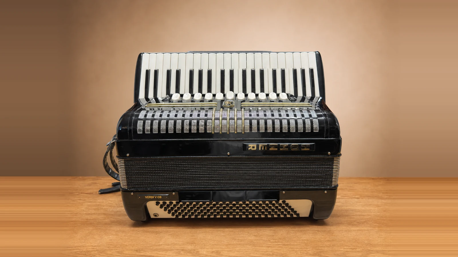Gebrauchtes schwarzes Hohner Verdi V CB Pianoakkordeon mit Musette-Stimmung, 41 Tasten und 120 Bass