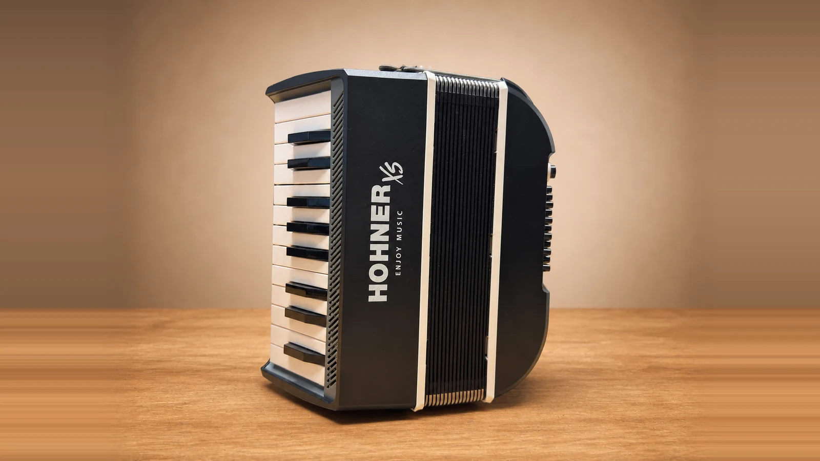 Neuwertiges Hohner XS Erwachsenen-Akkordeon in Dunkelgrau-Weiss mit 21 Tasten und 15 Bass