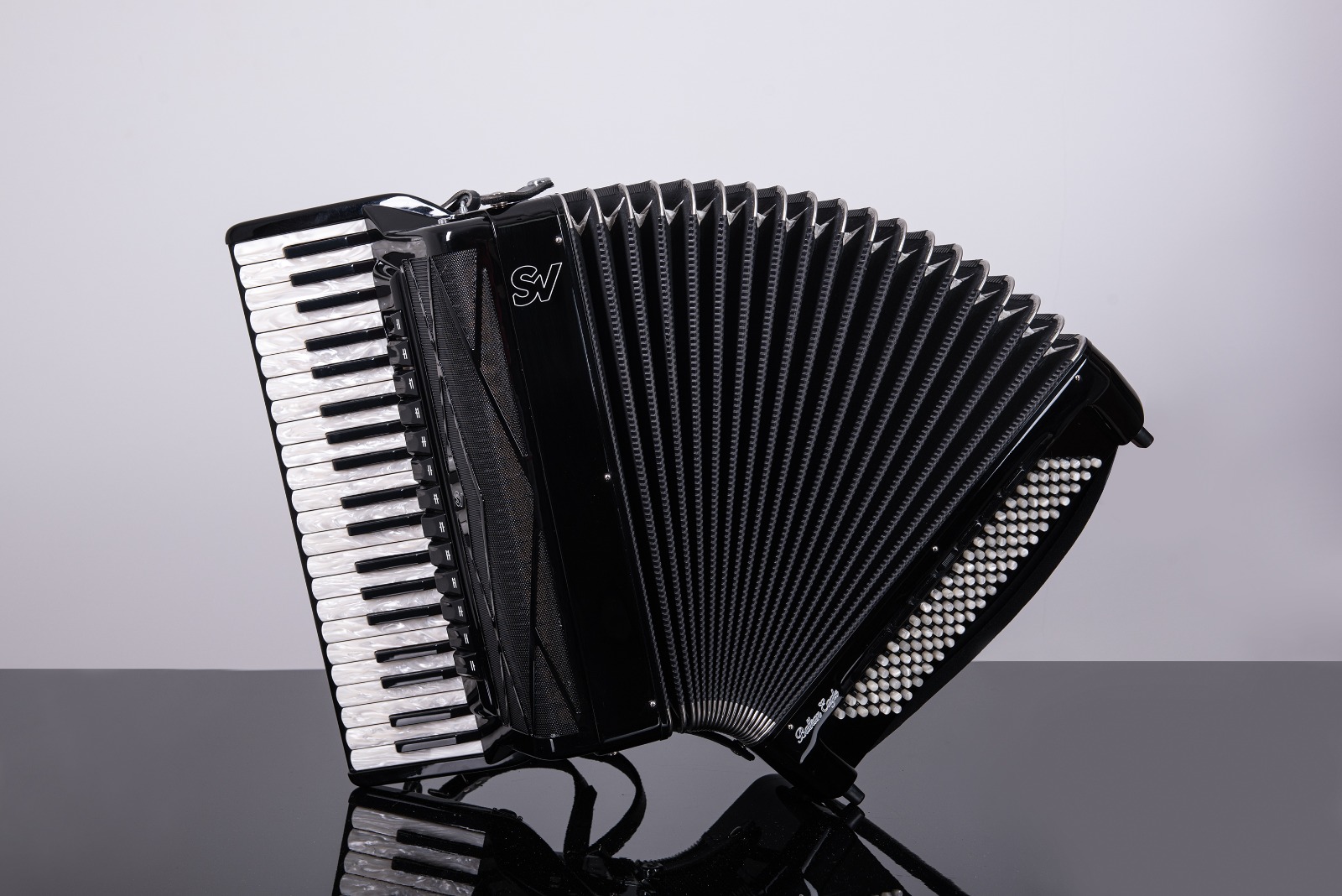 SV Pianoakkordeon in Schwarz mit schwarzem Balg