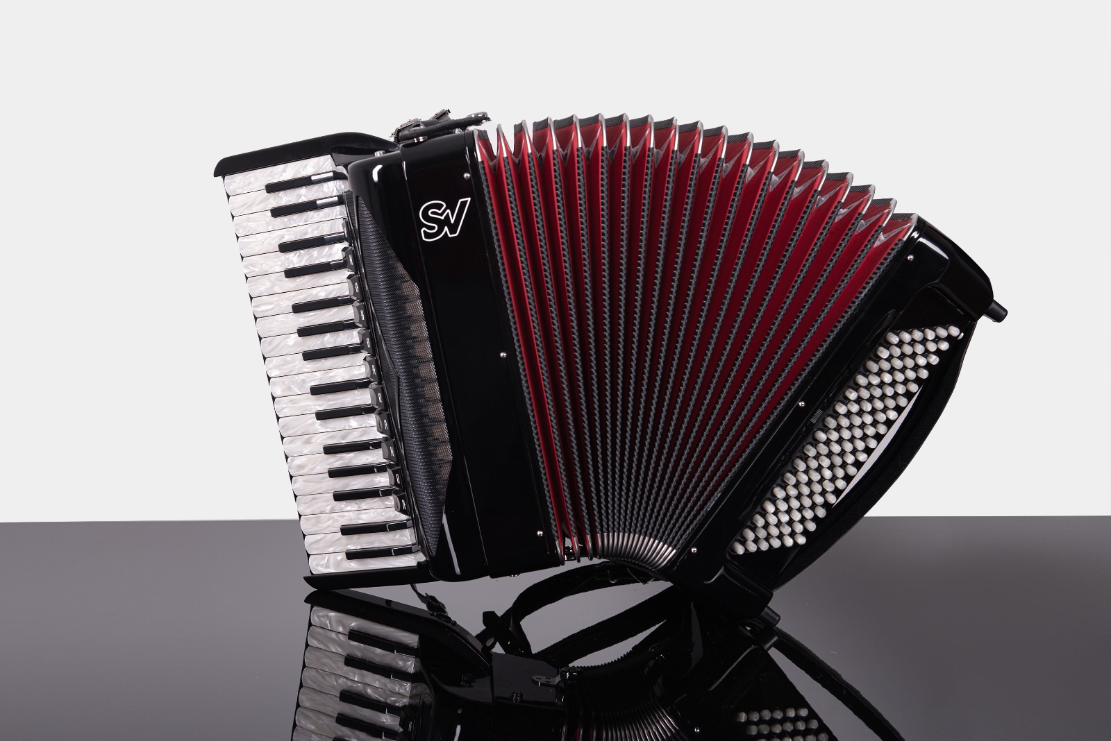 SV Pianoakkordeon in Schwarz mit rotem Balg