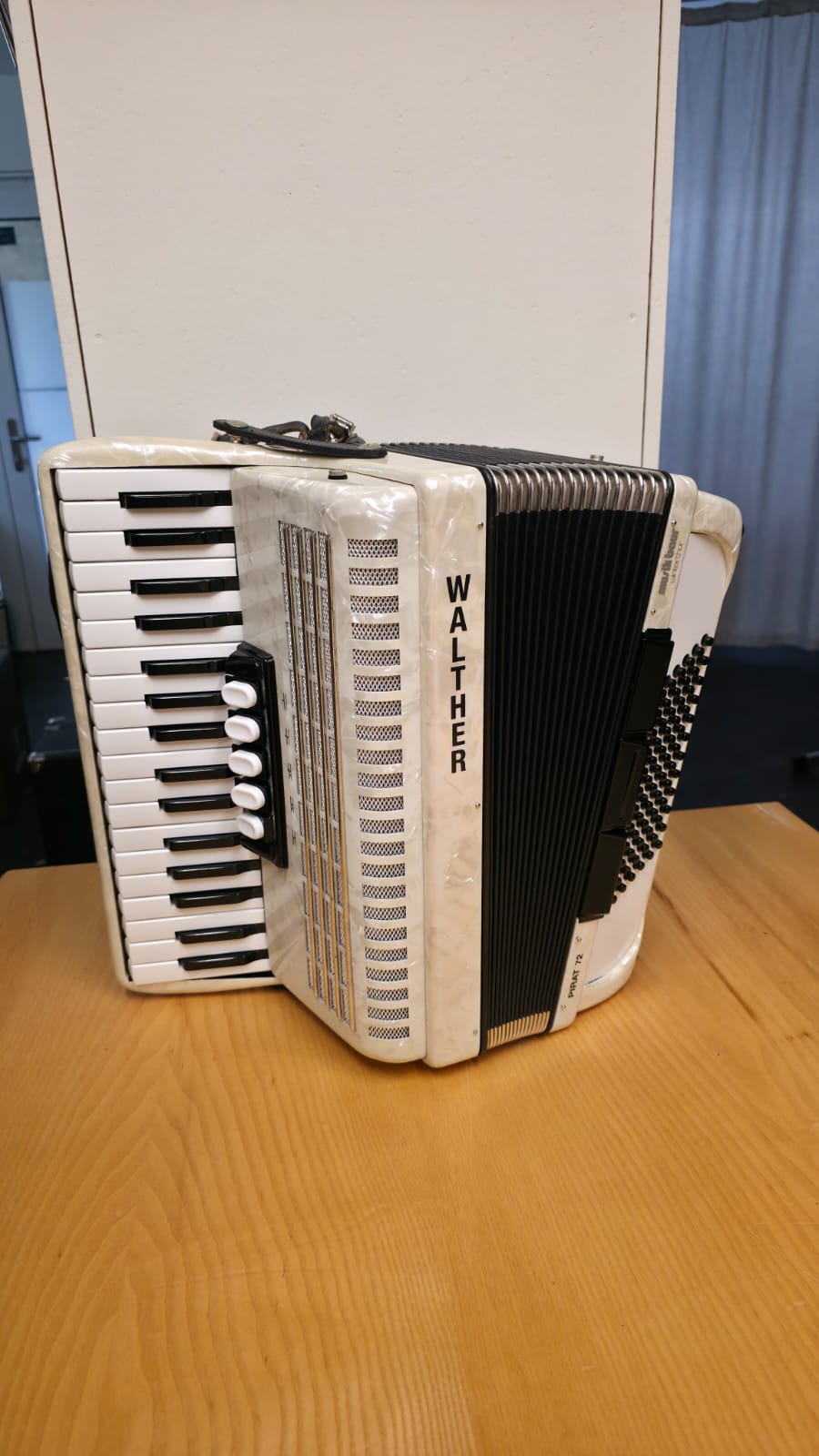 Walther Pirat 72 Pianoakkordeon in weisser Perlmuttoptik