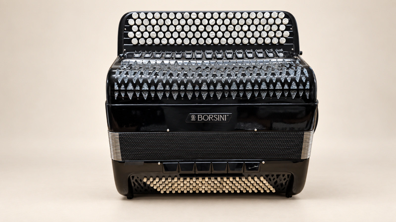 Schwarzes Borsini Super Bayan Cassotto-Convertor-Knopfakkordeon mit C-Stufengriff und 120 Bass