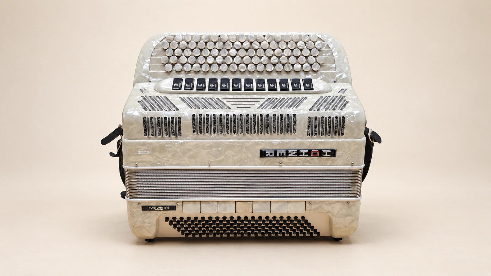Weisses Hohner Fortuna IV S de Luxe Cassotto-Knopfakkordeon mit C-Stufengriff und 120 Bass