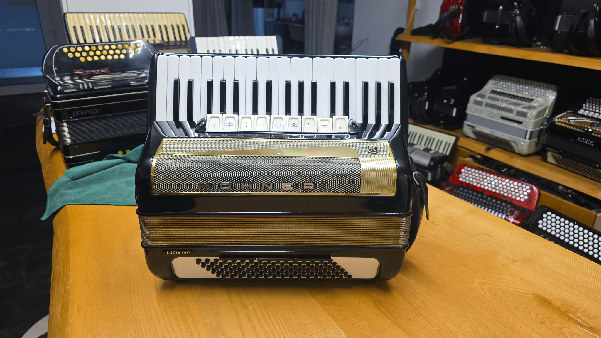 Hohner Lucia IV P Pianoakkordeon – 37 Pianotasten, 96 Bässe