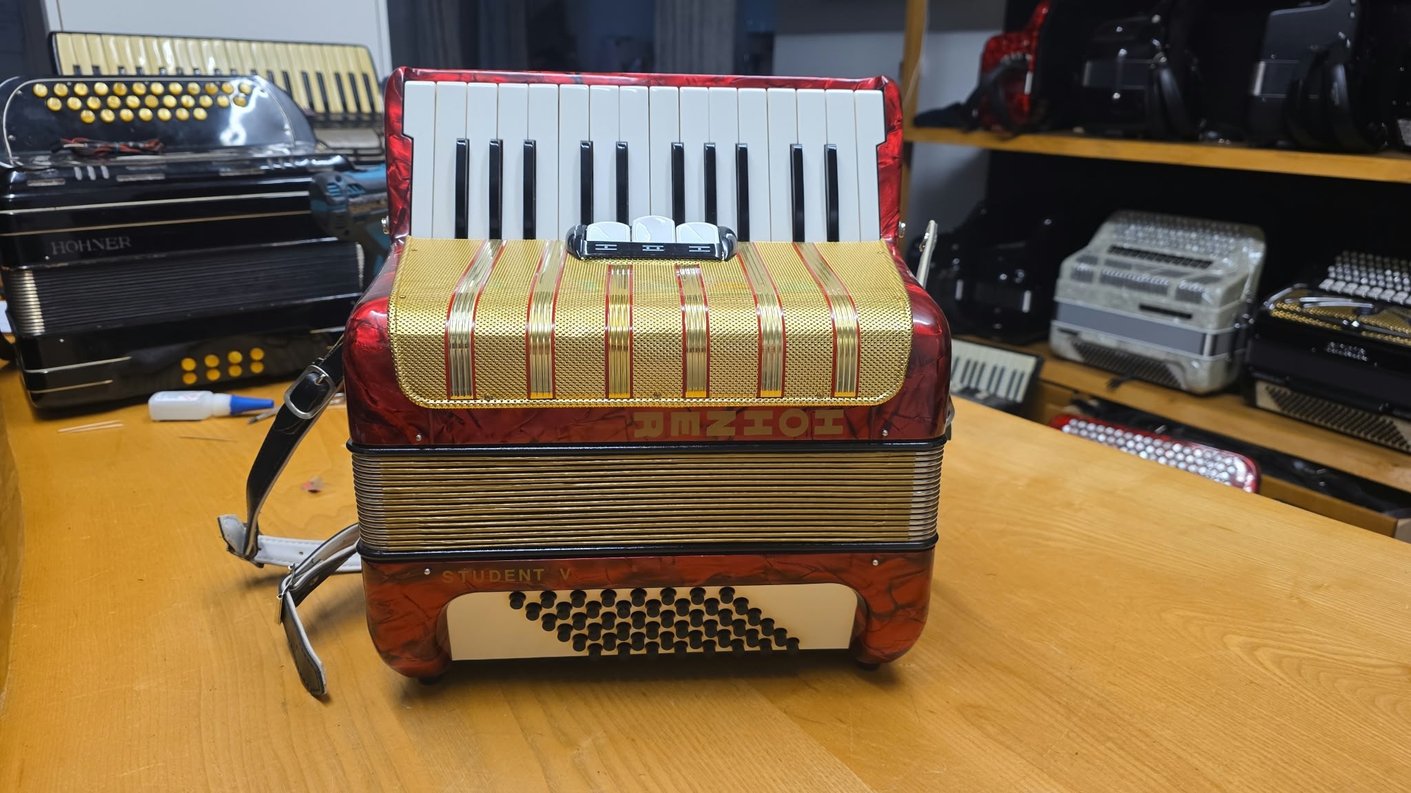 Hohner Student V Pianoakkordeon, rote perloidoptik, mit 26 Pianotasten und 48 Bässen