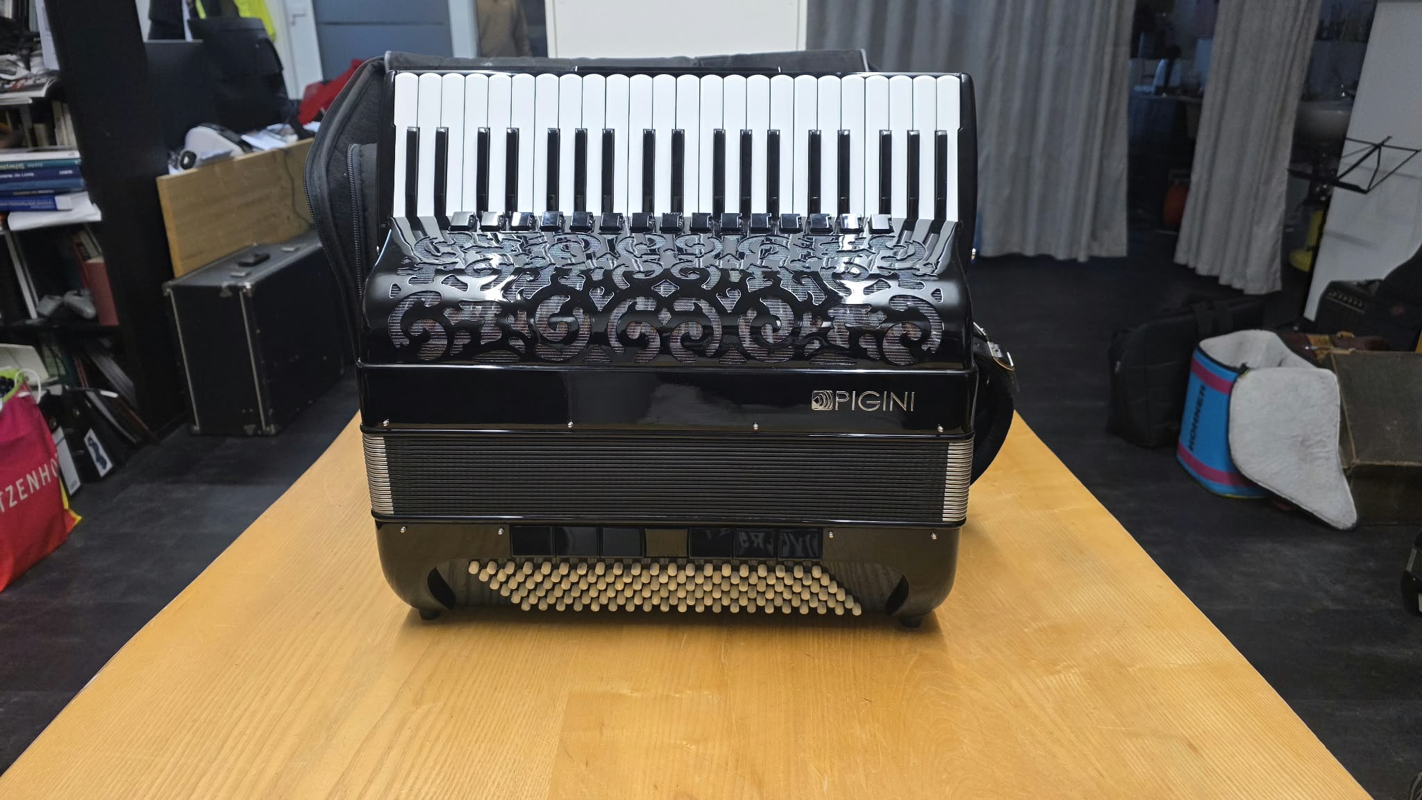 Schwarzes Pigini Super Wing P4 Cassotto-Pianoakkordeon mit 41 Pianotasten und 120 Bässen