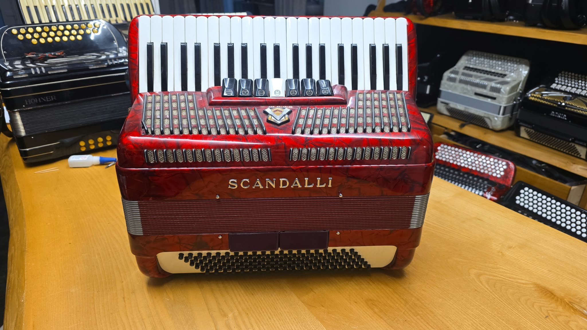 Scandalli 999/156 Pianoakkordeon, rote perloidoptik, mit 41 Pianotasten und 120 Bässen