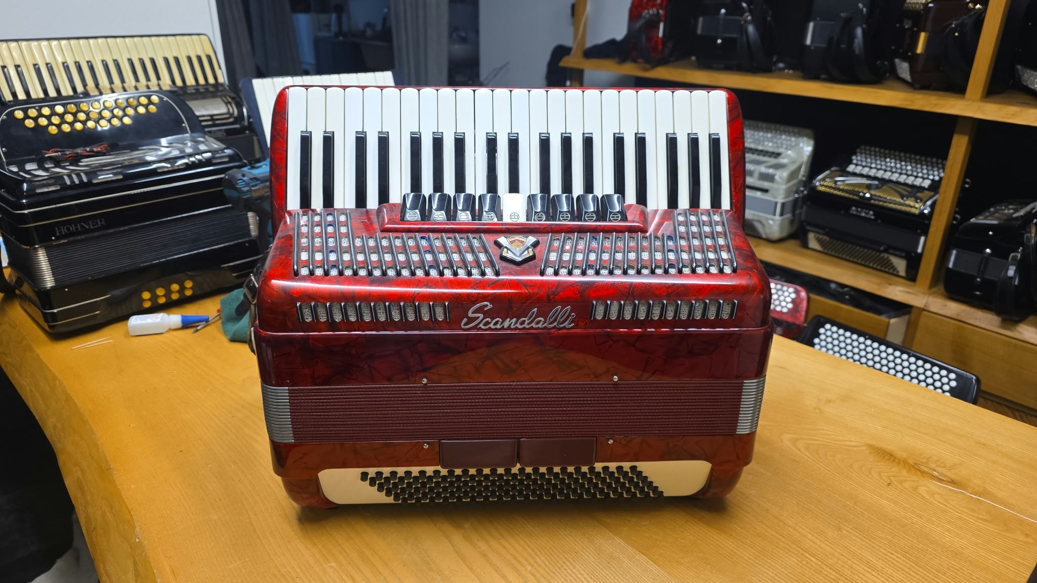 Scandalli N625/96 Pianoakkordeon, rote perloidoptik, mit 41 Pianotasten und 120 Bässen