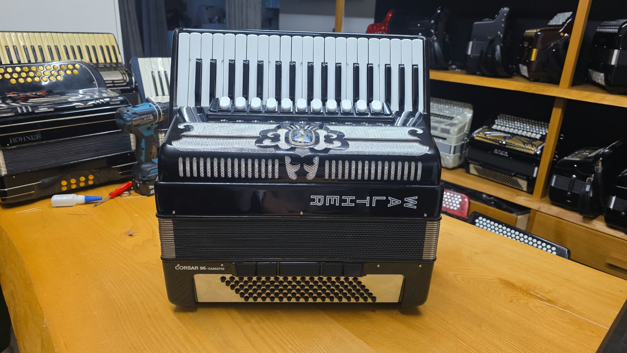 Walther Corsar 96 Cassotto Pianoakkordeon, schwarz, mit 37 Pianotasten und 96 Bässen