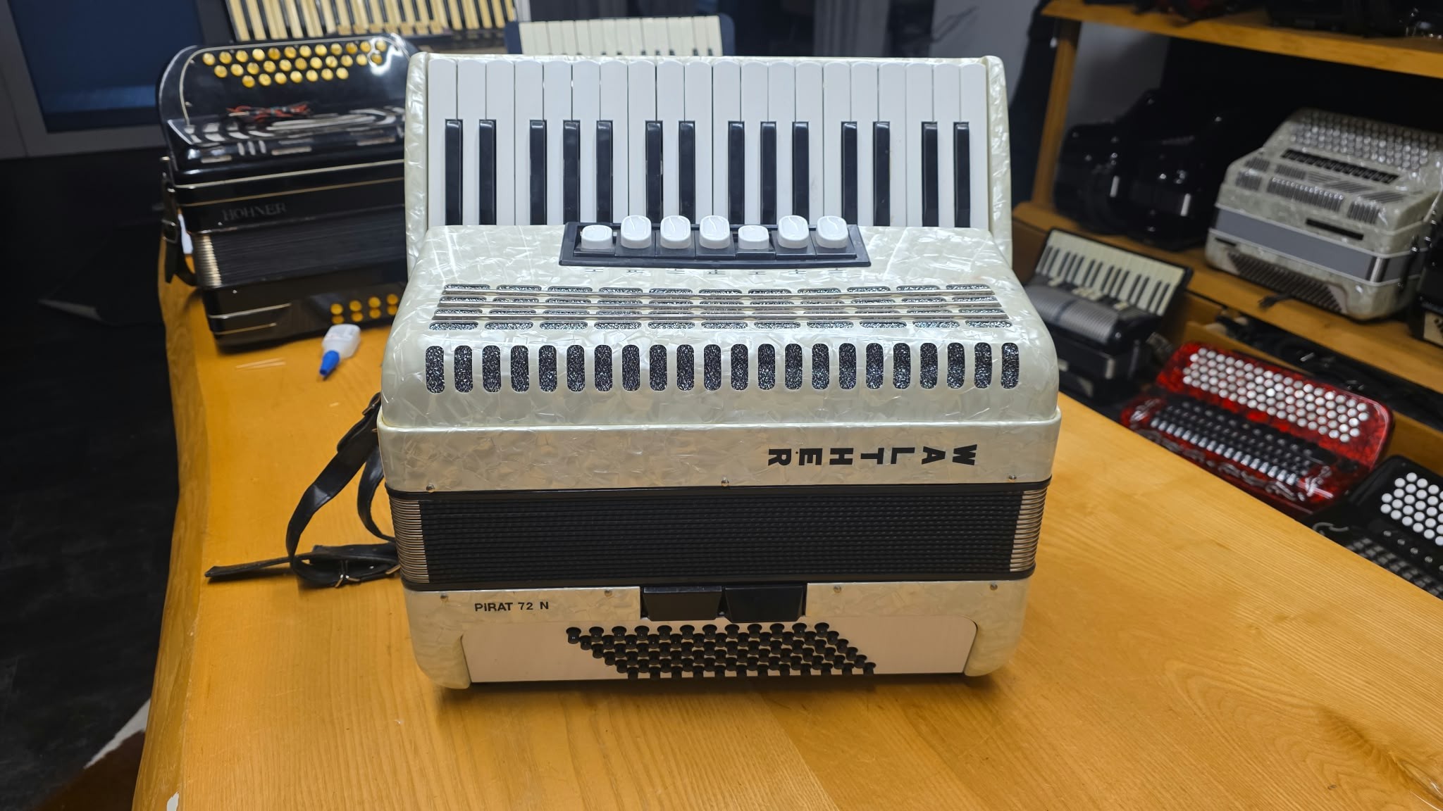 Walther Pirat 72 N Pianoakkordeon, weisse perloidoptik, mit 34 Pianotasten und 72 Bässen